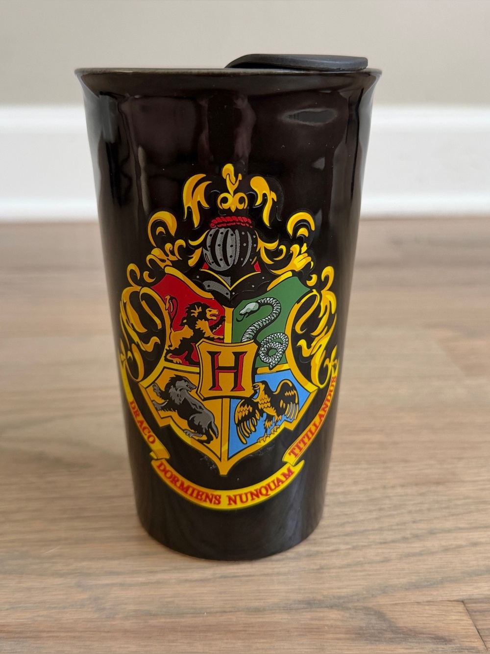 Harry Potter Ceramic Black Travel Mug for Coffee & Tea, 13.5oz Hogwarts Crest